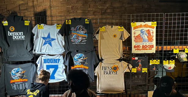Benson Boone演出现场周边商品展示截图